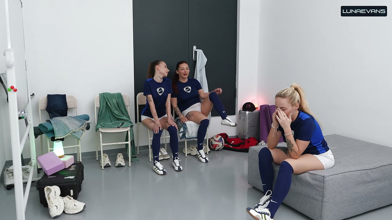 Vestuario después del fútbol - Tres chicas comparten una polla y reciben un creampie
