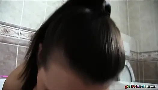 Girlfriends XXX - красивые лесбиянки пальцами друг друга в ванне