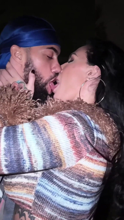 Azgın sürtük Bianca Bailee parkta büyük zenci yarağına biniyor