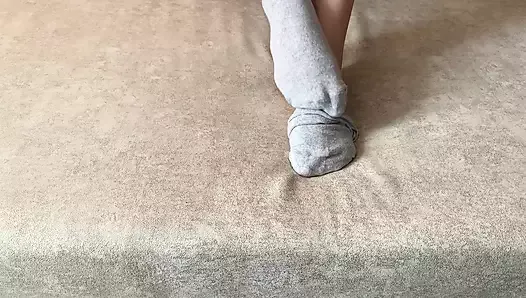 Gloria gimson acaricia sus sexys pies con calcetines grises