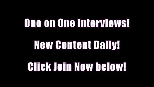 Bella packt ihren vibrator und stopft ihre haarige muschi, bis sie vor vergnügen squirtet.