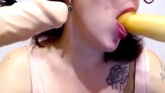 Lutschen sie 2 dildos gleichzeitig