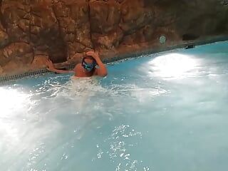 Sletterige mils neukt zichzelf en zwemt in het zwembad