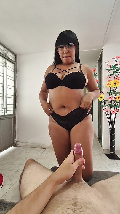 قلت للجارة التي كانت تعلق سيورها "تعال ، سأريك شيئا ... كم تعطي ديكي وقالت ..."