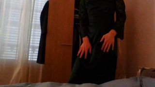 Sexy travestito che ruba il vestito da ballo del compagno di stanza