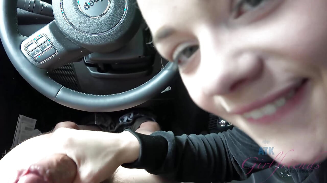 POV Elsa Jean Car Blowjob & Handjob! Blondynka ssie, jedzie ostro, a następnie szarpie ogromne wytryski