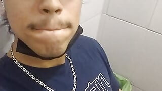 Mari pergi ke bilik mandi awam sedikit