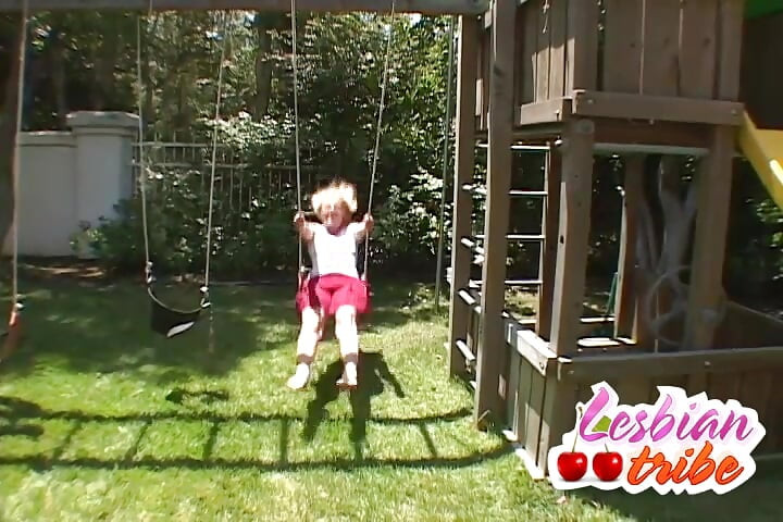 Lesbické blond teenky Majesstic a Nadia Hilton