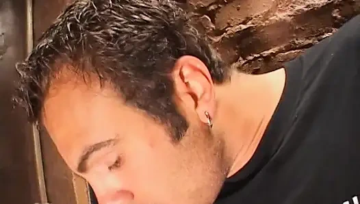 Cowok berlumur minyak ini akhirnya ngentot pelacur jalanan di dekat tempat sampah