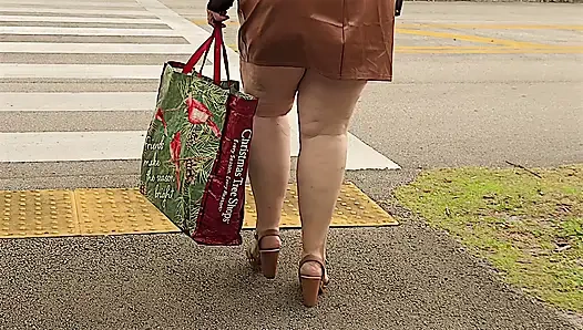 Продолжайте смотреть на мою большую толстую белую сочную попку, толстые ноги и бедра, пока не начнете стоновать и кончать