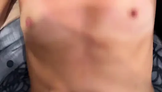 Aku mengisi milf kurus dengan air maniku di dalam memek merah mudanya yang sempurna