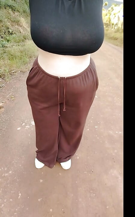 Madrasta de camiseta transparente se exibindo em publico.