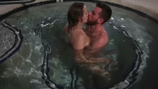 Sexo en bañera de hidromasaje pública, atrapada y orgasmo en el coche