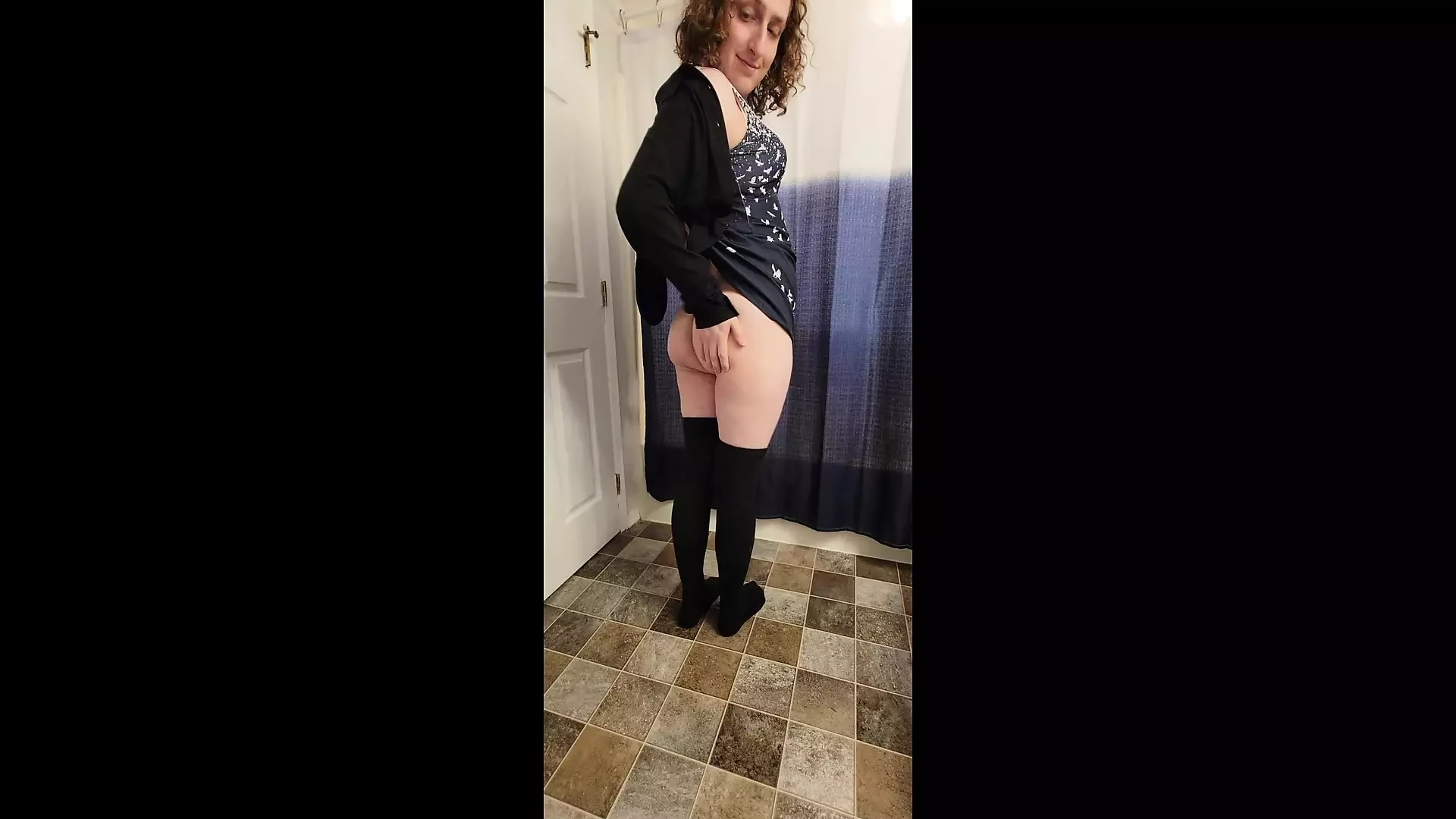 Si comel Tetapi Jahat Femboy Kencing Di Seluruh Lantai Dan MenjilatNya