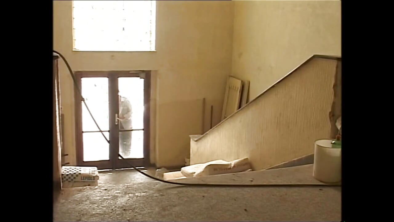 버려진 집에서 인정사정 없는 남자를 붙잡고 격렬하게 따먹히는 거유 밀프