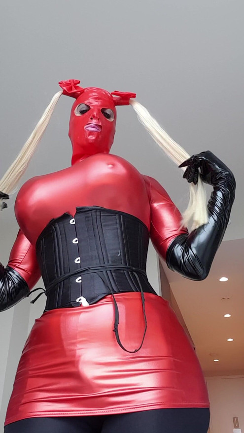 Maricas Bimbo fode brinquedo em vermelho esperando para servir paus
