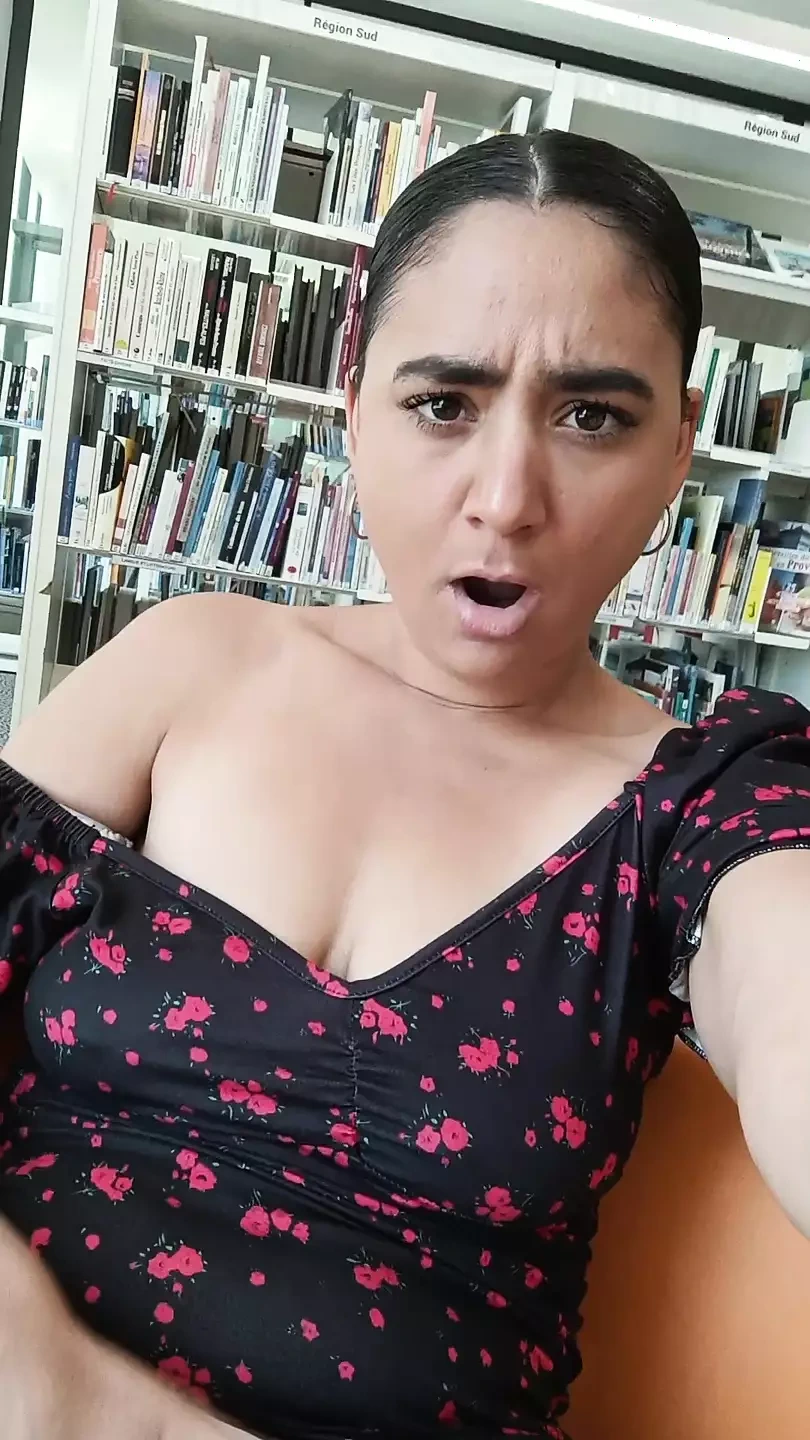 图书馆的女孩在读书前抚摸她