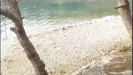 Sarışın orta yaşlı seksi kadın erkek arkadaşı tarafından ormanda sikiliyor