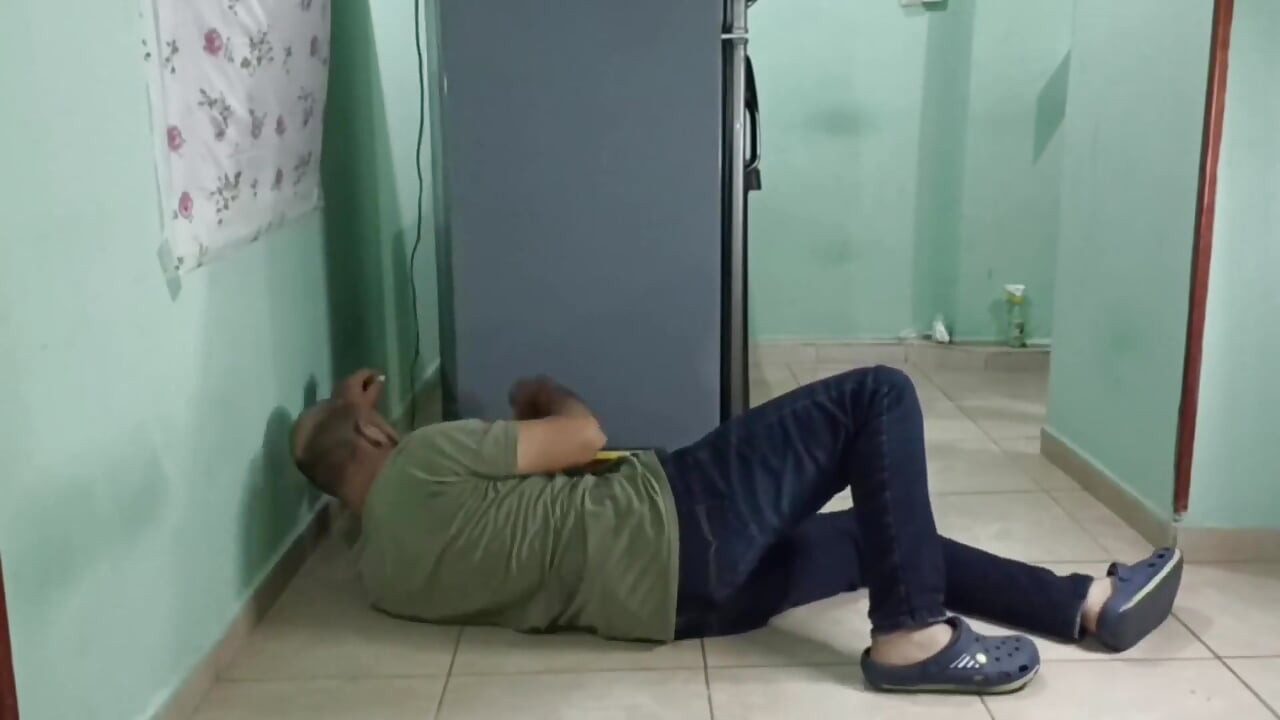 Opravím ti ledničku častěji, protože jsi mi úžasně vykouřila, nevlastní sestra. To je skvělé kurva!