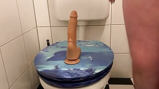 Un esclave chevauche un gode dans les toilettes