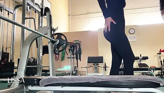 Spor salonunda yüzüne boşalma