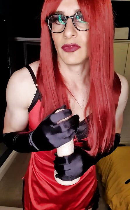 แต่งตัวในชุดชั้นในและเป็นหัวแดง นายหญิง Jessica ยั่วยวนและหยอกล้อด้วยดิลโด้ใหญ่ 10 ของเธอ