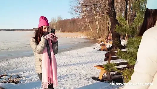 Cold Crispy Day! Cewek ini pas untuk selfie dan jilat memek di clubsweethearts