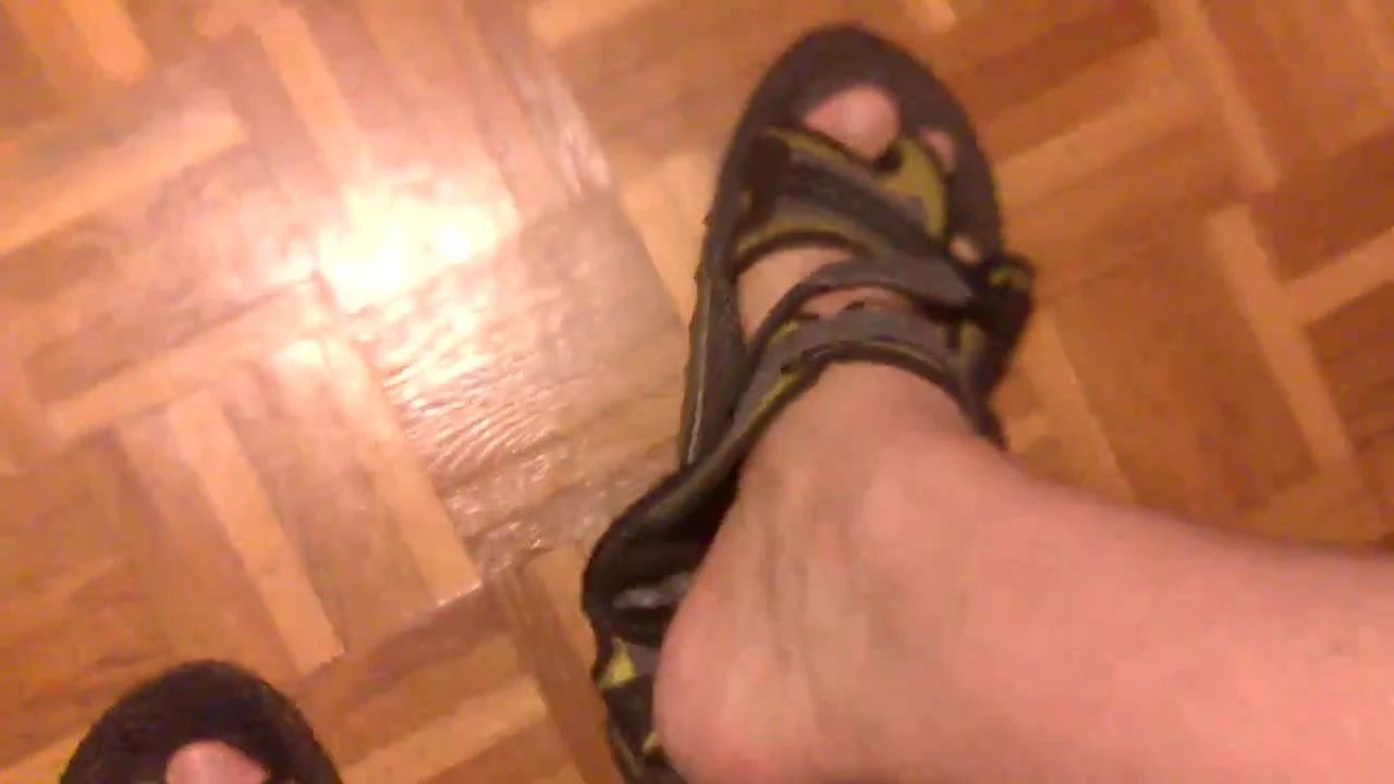 เย็ดรองเท้าแตะหลังจากการเดินป่าน้ําแตกใน tevas ของกู