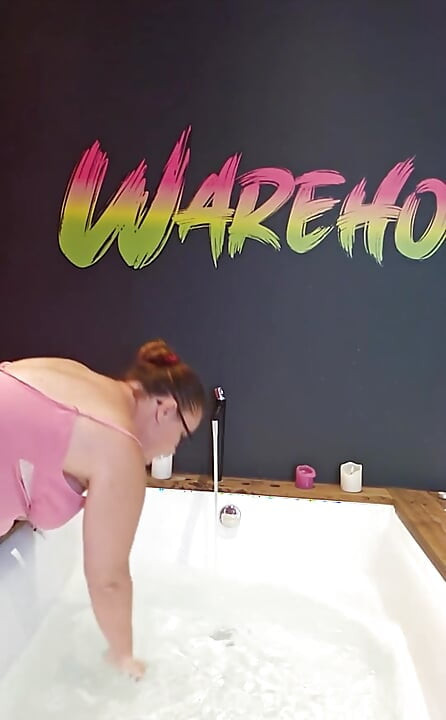 창고-X에서 목욕하는 나와 함께 정액! 나는 장난감을 가지고! 내 엉덩이를 따먹을거야