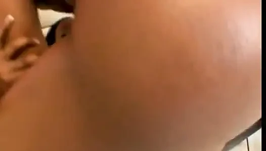Tante seksi kulit hitam lagi asik nyeping kontol dan dientot habis-habisan