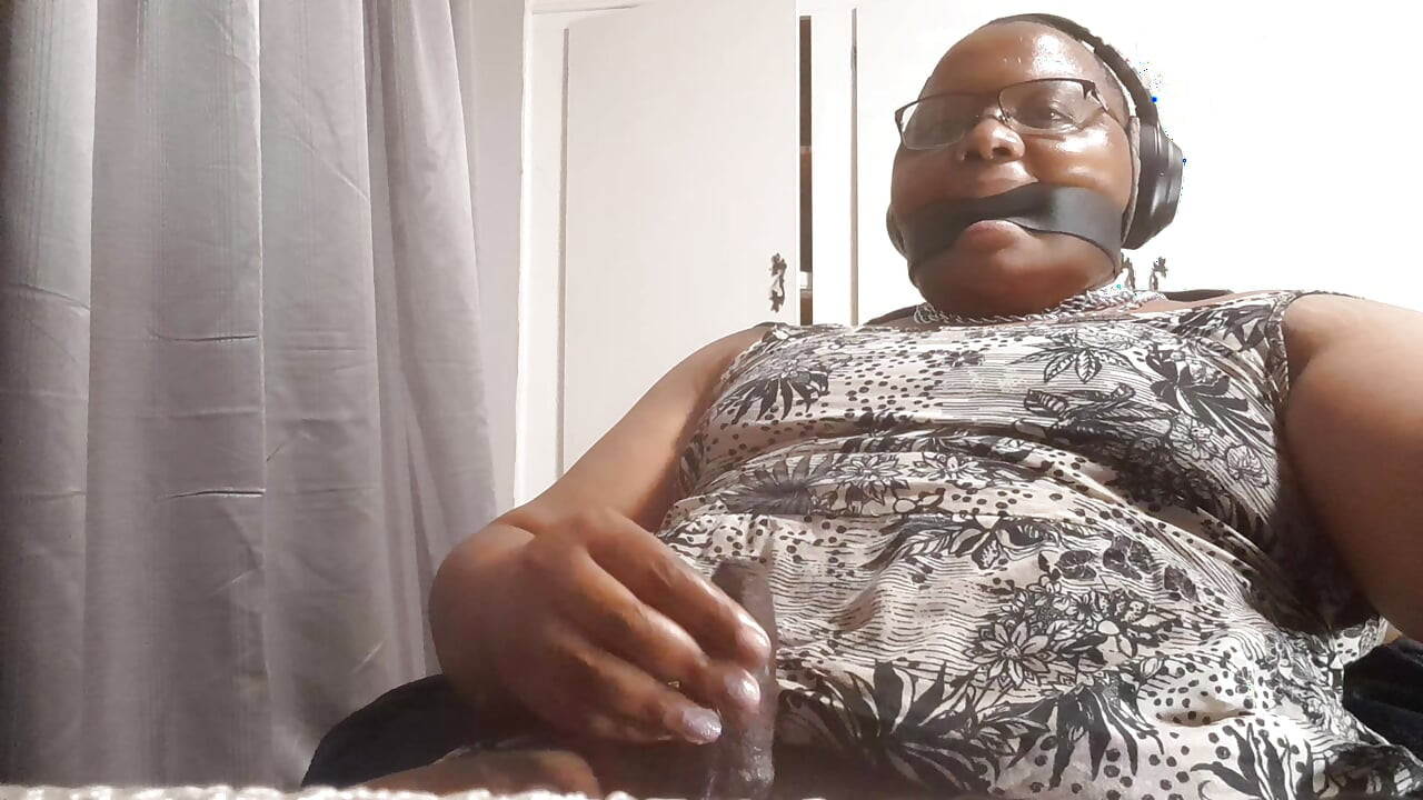 Μαύρο κορίτσι βλέπει πορνό και αυνανίζεται μέρος 1