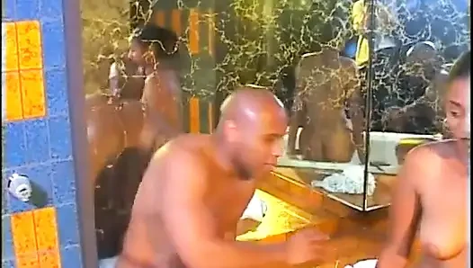 Zenci adam güzel bir zenci kızın kıllı amını yalıyor
