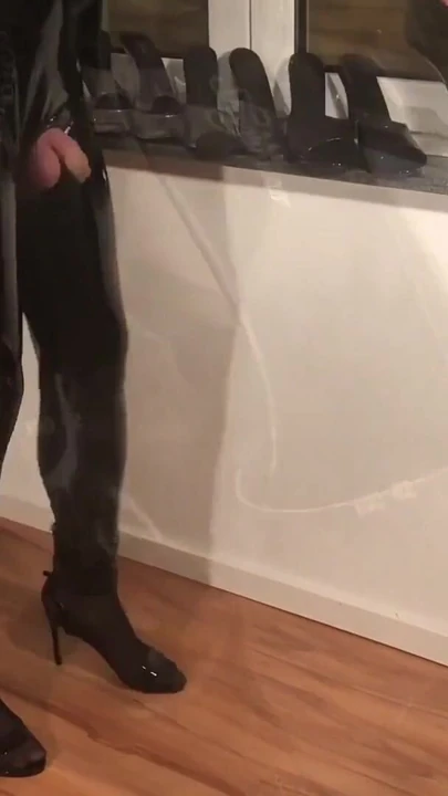 Must-see okamžik z "Masturbace v latexových šatech, PVC kabátu a vysokých podpatcích"