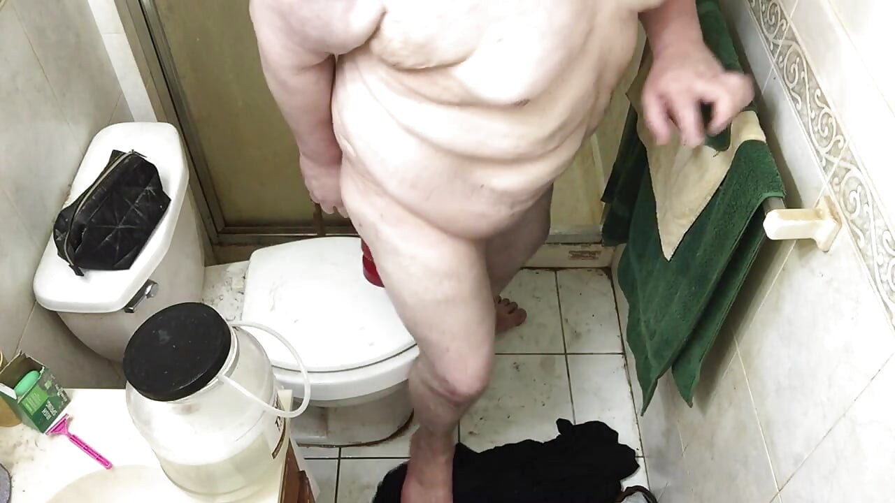 FatAssSmallDick Chris CRS uses anal spreader and giant butt plug