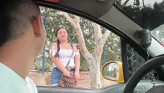 Gadis cantik dibiarkan berdiri di jalan dan aku menawarkan bantuanku untuk membawanya pulang