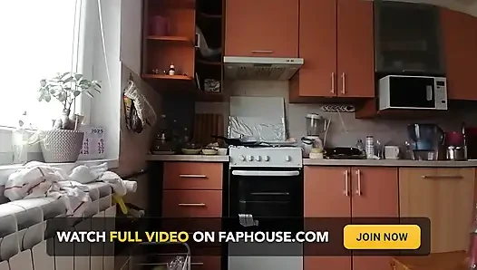Eine Sexy Nackte Frau Bereitet Essen in Der Küche Vor.