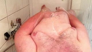 Chubby sous la douche