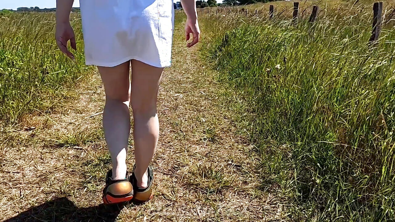 Elsarixterxxx. Moj odvažan hod bez gaćica do plaže i natrag - svaki korak čini da se osjećam izloženo