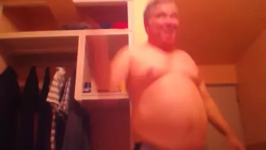 yaşlı adam dans ediyor