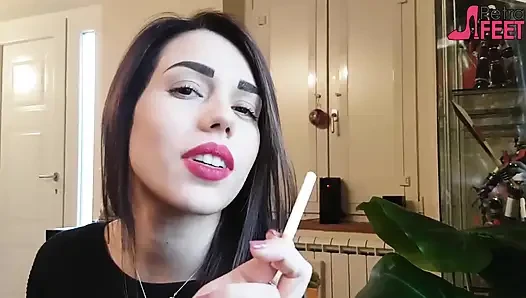 Güzel bir kızla yakın çekimde sigara içiyor