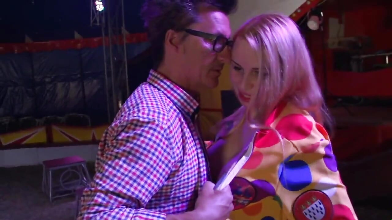 자위하는 자세로 섹스하는 섹시한 거유... 2020년 1월 2