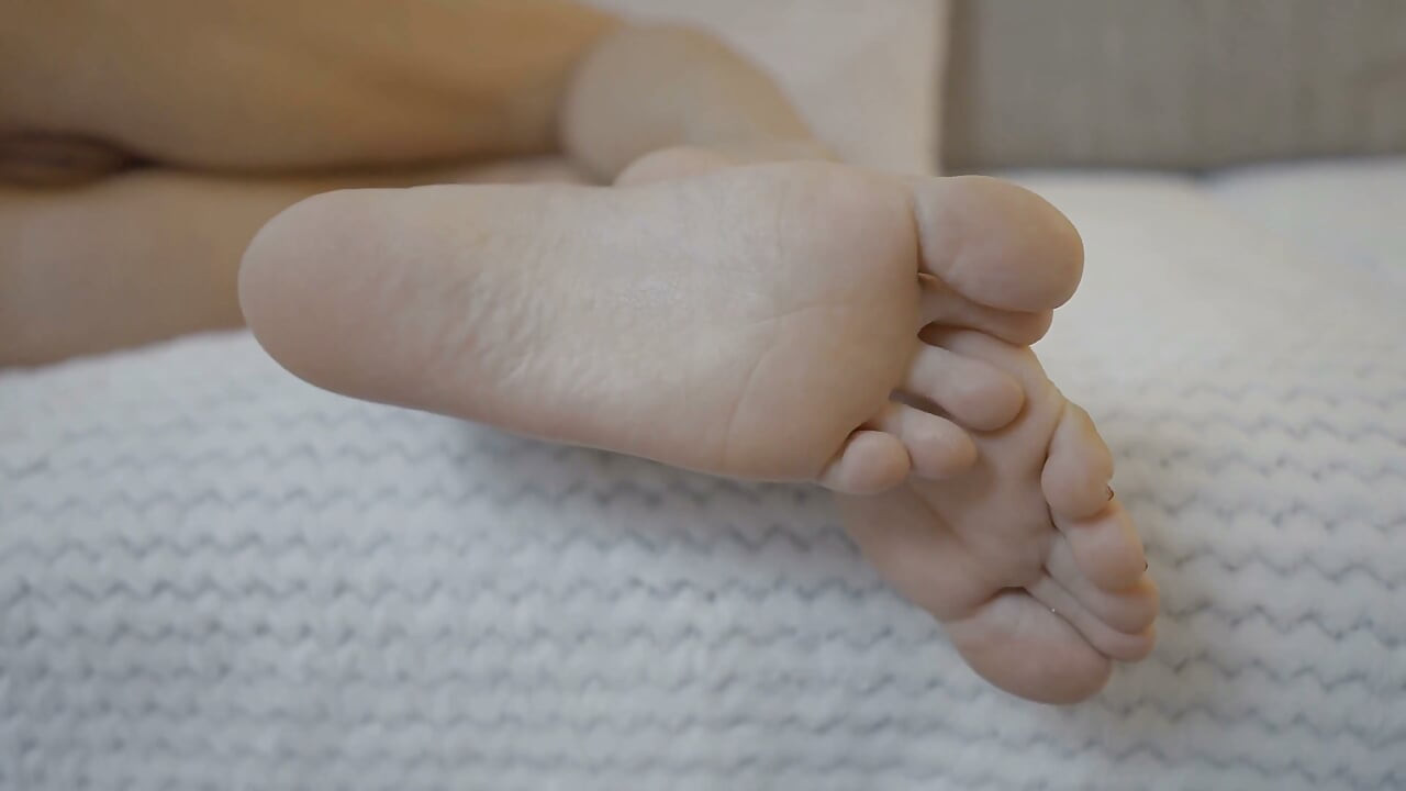 Reife blonde MILF neckt mit großen, bestrumpften füßen