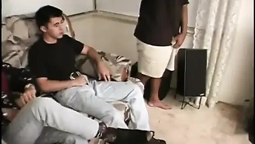 Slutty Vixen aynı anda sikilirken yarak emiyor