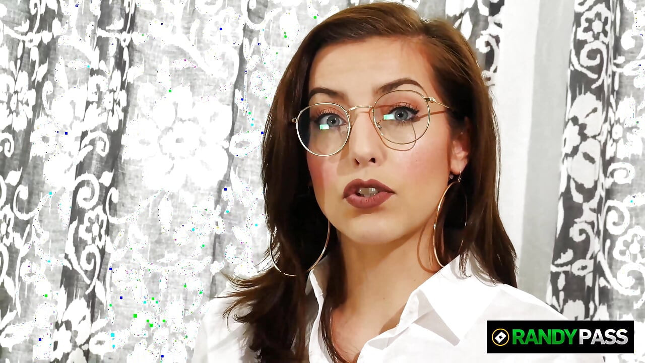 Napaljeni šef Spencer Bradley daje upute za drkanje tijekom kasnonoćne radne sesije