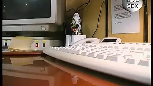 Çoraplı esmer orta yaşlı seksi kadın sakso çekmeden önce amcığıyla oynuyor