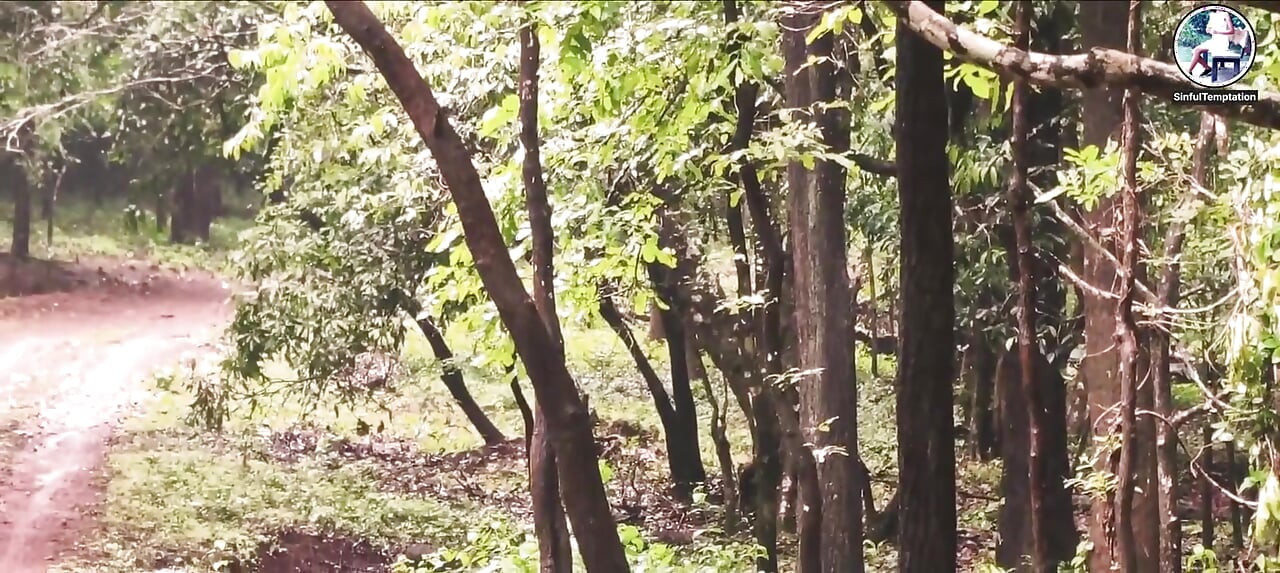 Jungle nago, masturbuje się, tryska