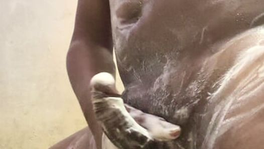 Indische jongen grote dikke lul badend masturbatieplezier met lekkere ladingen cumshots