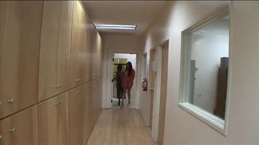 Zwei schätzchen lutschen schwanz im büro