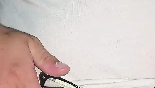 Gözlüklü iç çamaşırı ovuyor