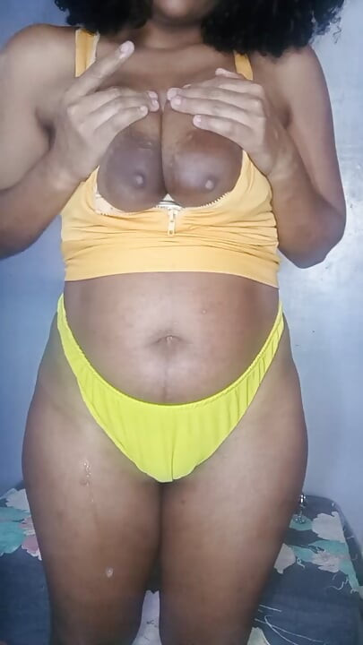 Mamă sexy incitantă care se joacă cu un dop anal